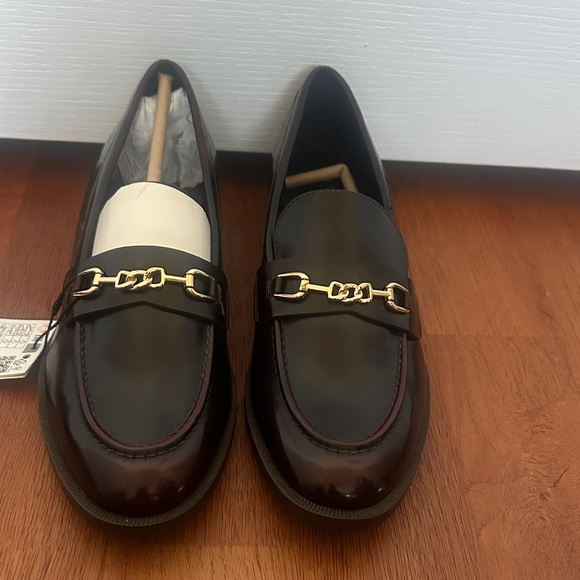 Zara Merlot Loafers with Gold Chain Detail - Picture 3 of 5